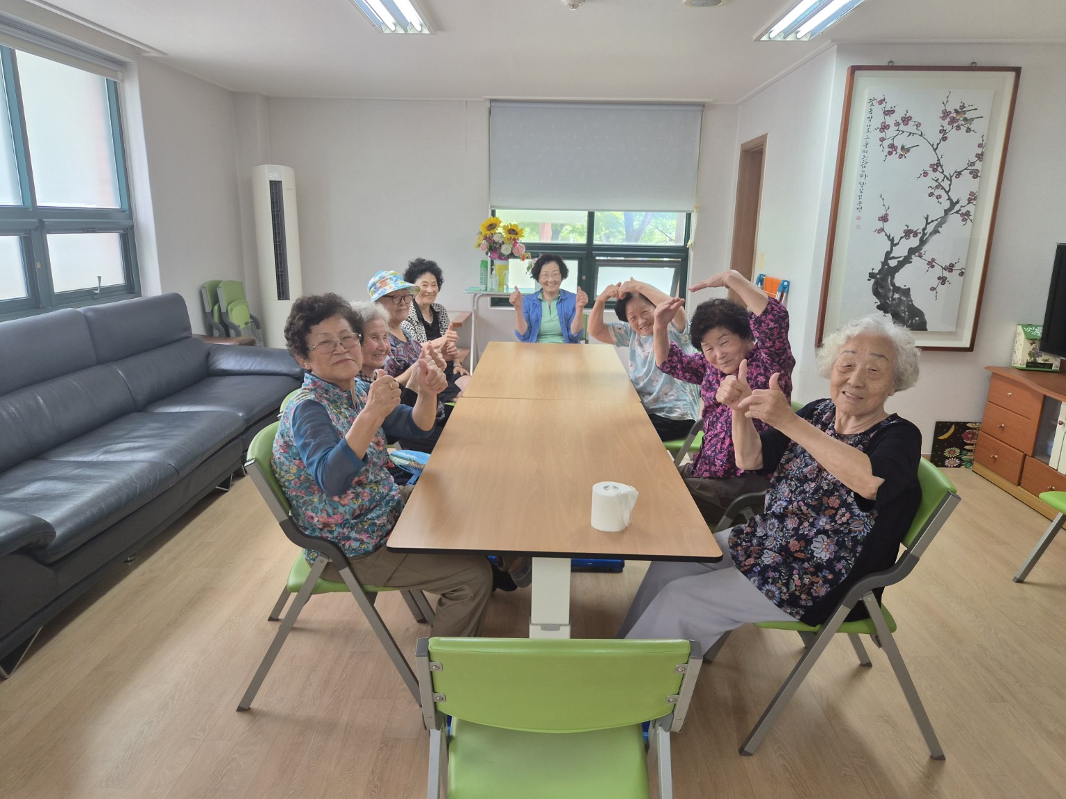 청주시 경로당에서 팔팔생활 스마트테이블과 철제 프레임 의자를 이용하는 어르신들